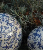 Kék mintás kerámia dekorgömb (12cm) - Victoria Dome